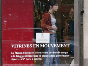 2005_Projet-Vitrines_Simons-Montreal_braderie_karina-champoux_photo_frederick-gravel_1